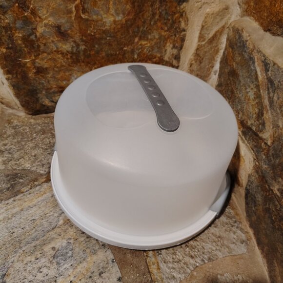 Sterilite Cake Server Storage Container and Carrier with Locking Lid - Picture 3 of 7